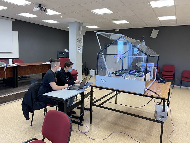 Estudiantes diseñan un invernadero automatizado para adaptar cultivos