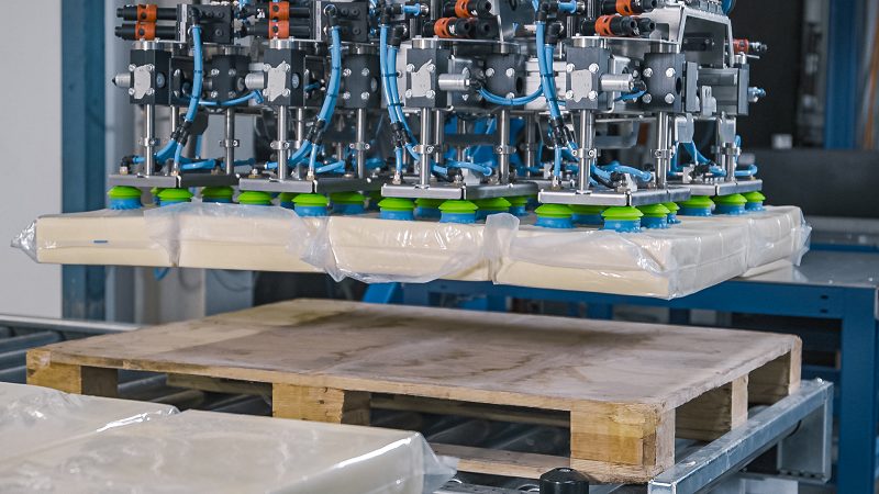 Óptima manipulación de bloques de queso con la tecnología de vacío Piab