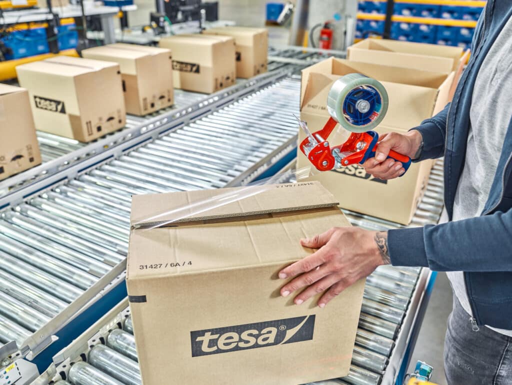La nueva cinta de embalaje de PET reciclado tesa® 60412 contribuye a la sostenibilidad. ¡Descúbrela!